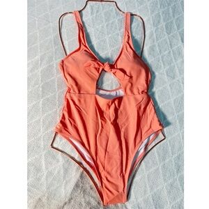 CUPSHE Peach One-Piece Swimsuit with Front Tie |
Summer Chic size M